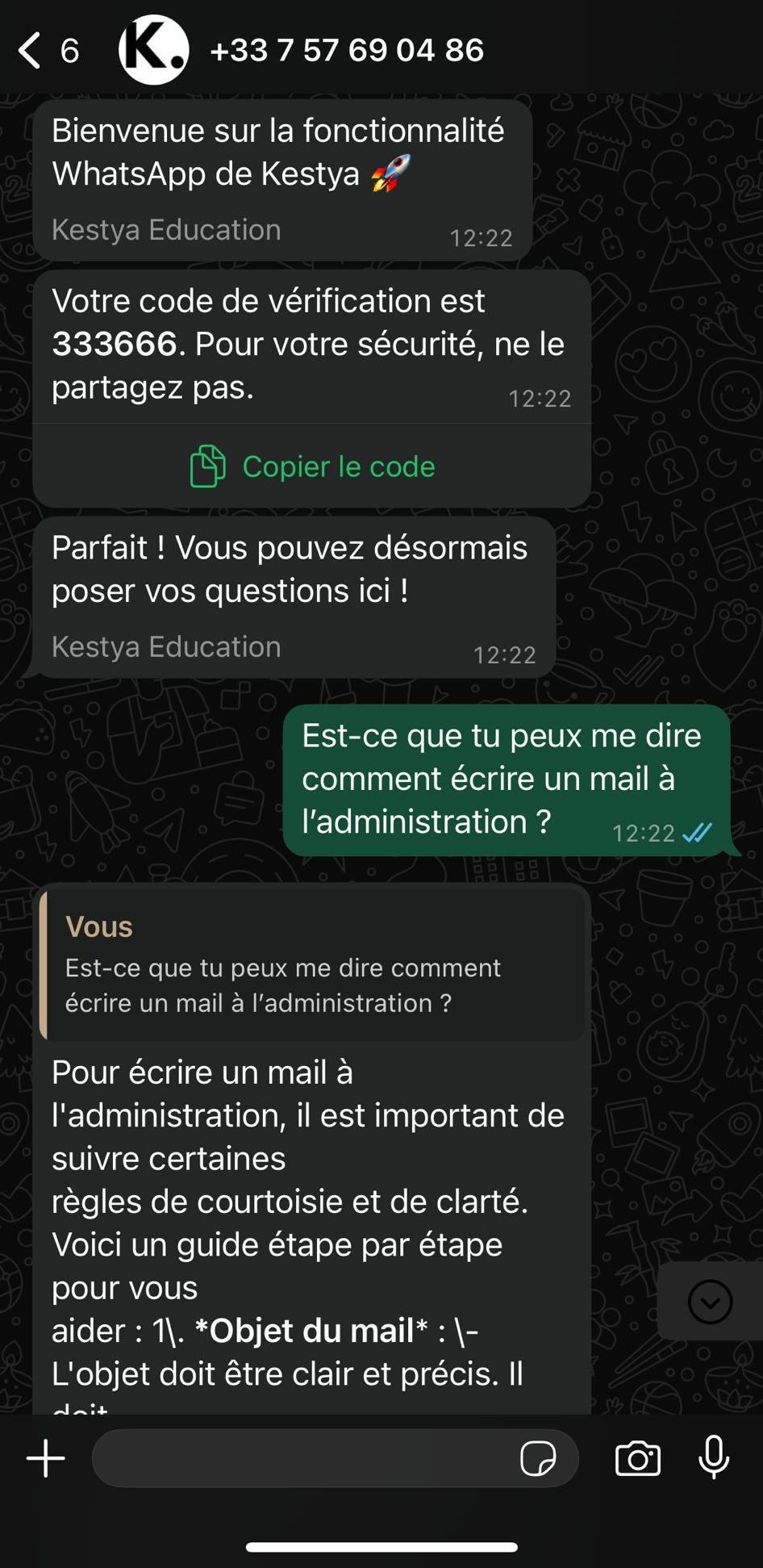 Maquette iPhone montrant l'intégration Kestya avec WhatsApp pour un accès mobile aux informations.